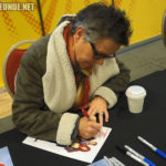 Amanda Bearse beim Unterschreiben